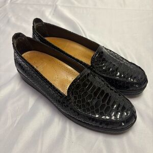 Stuart Weiztman Women’s 8 Black Snakeskin Patent Leather Embossed Loafers Croc